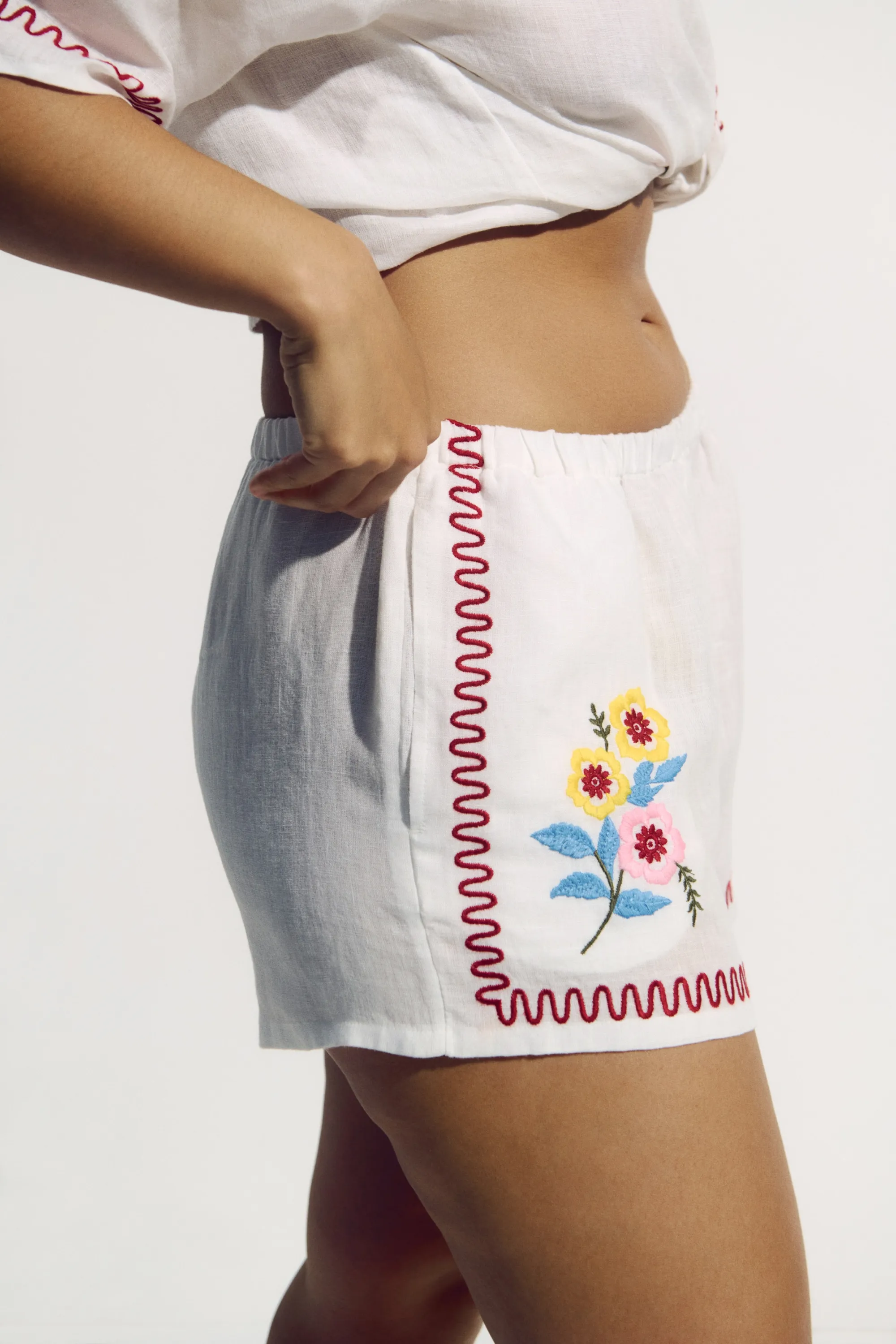 Short de plage en lin avec broderies - Blanc/rouge foncé
