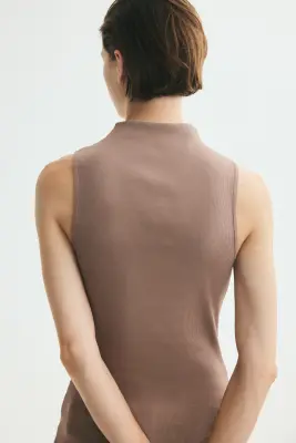 Top en soie mélangée avec col cheminée - Taupe — photo 2