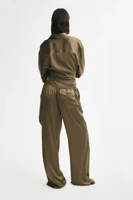 Pantalon cargo en satin - Vert kaki — photo 3