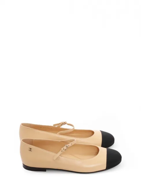 Ballerines plates en cuir beige rosé bout noir boucle cristal Prix boutique 1200€ Taille 38C