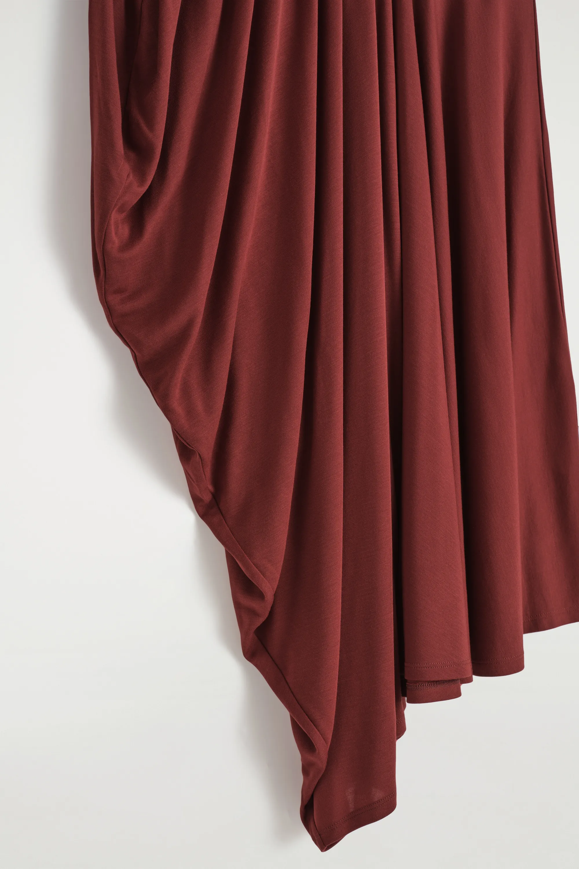 JUPE MIDI DRAPÉE ASYMÉTRIQUE - ROUGE PROFOND