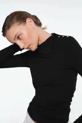 Top à boutons avec col cheminée - Noir — photo 2