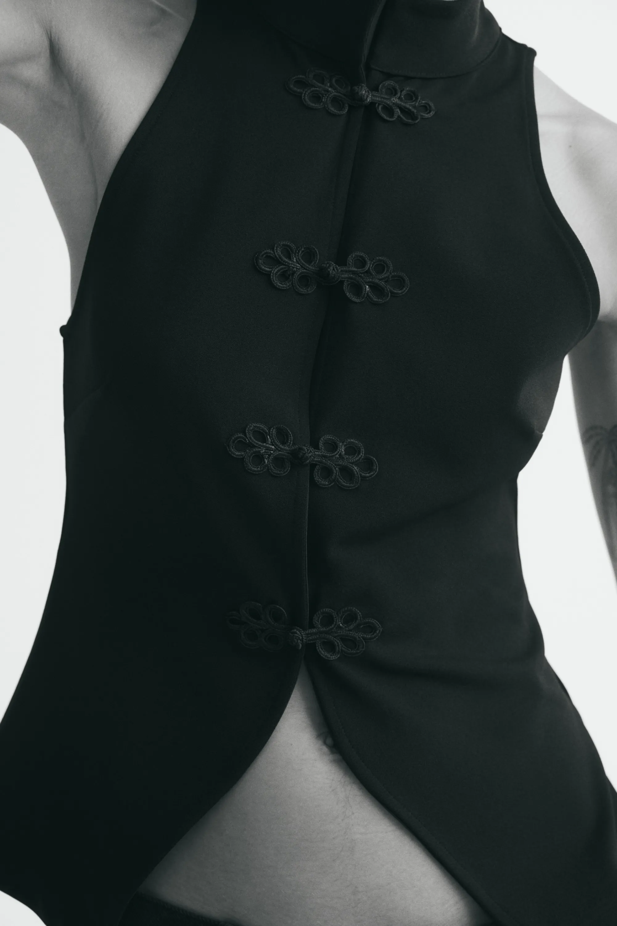 Gilet sans manches avec boutons noués - Noir