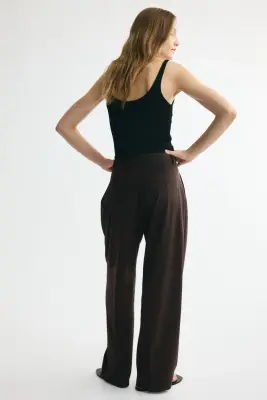 Pantalon à pinces avec jambes larges - Marron foncé — photo 3