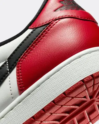 Air Jordan 1 Low OG Chicago 2025 — photo 5