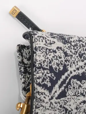 Sac pochette Saddle en toile et cuir imprimé toile de Jouy bleu marine et crème Prix boutique 1100€ — photo 4