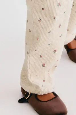 Pantalon en velours côtelé avec jambes barrel - Crème/fleuri — photo 1