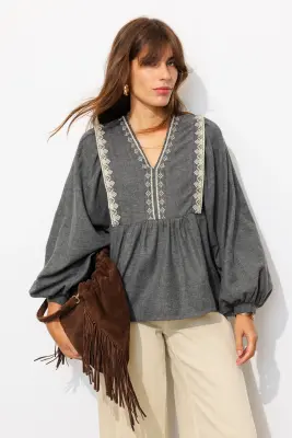 Blouse brodée Femme — photo 2
