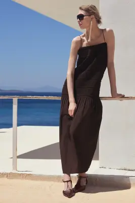 ROBE MIDI FRONCÉE À TAILLE BASSE EN POPELINE - BRUN FONCÉ — photo 4