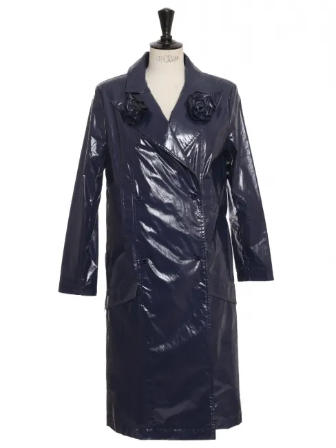 Manteau long imperméable en vinyl bleu marine et fleurs de camélias Prix boutique 8500€ Taille 36/38