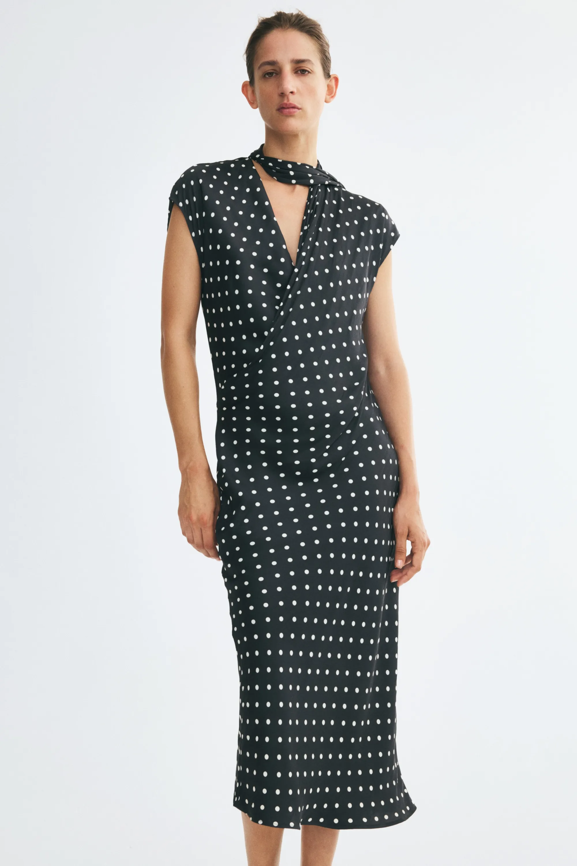 Robe en satin avec détail façon écharpe - Noir/pois