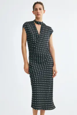 Robe en satin avec détail façon écharpe - Noir/pois — photo 1