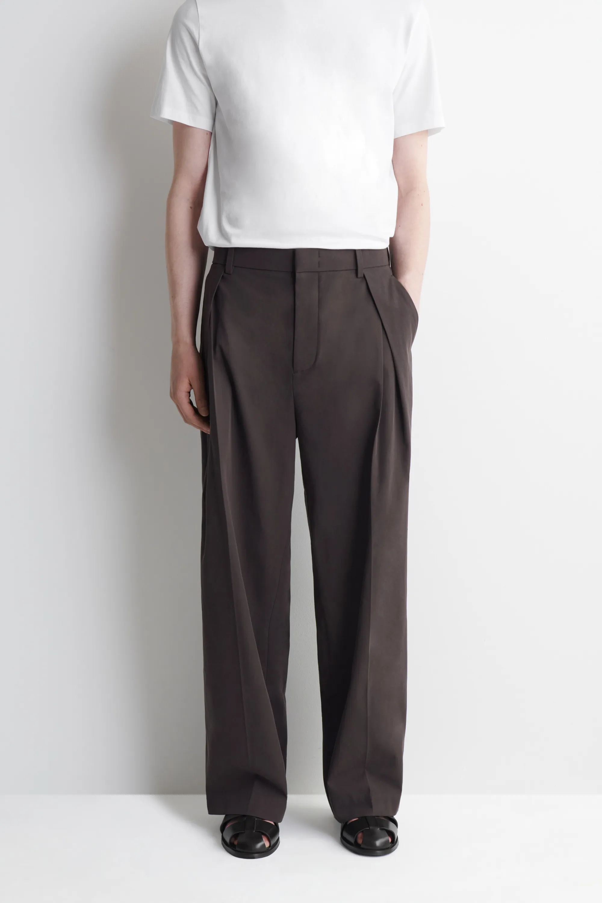 PANTALON LARGE DÉCONTRACTÉ À PLIS - BRUN