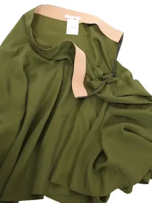 Jupe mi-longue en coton satiné vert olive Prix boutique 990€ Taille M — photo 4