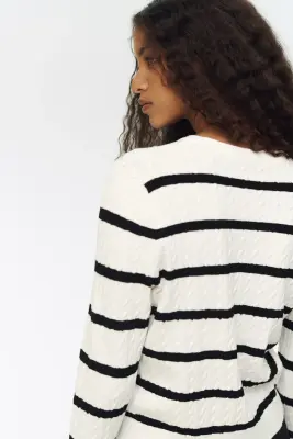 Pull en maille torsadée - Blanc/rayures noires — photo 2