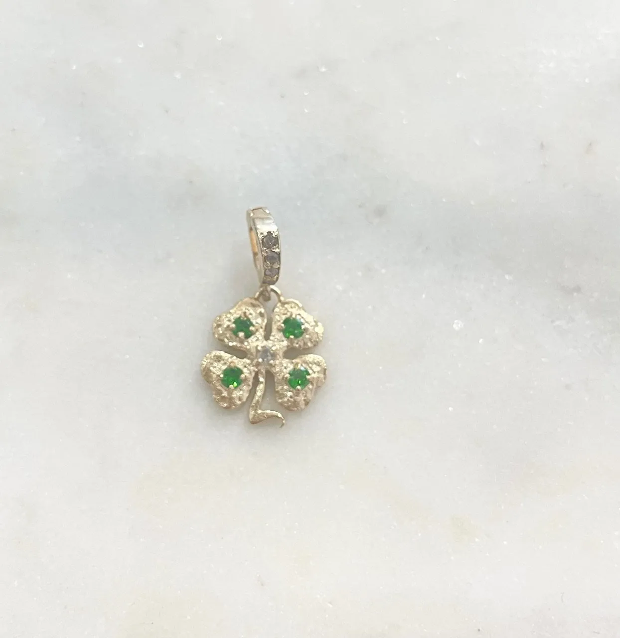 Nouveau ! ROOM SERVICE JEWELRY Charm Trèfle Diamants Et Diopsides