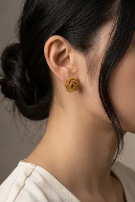 Boucles d’oreilles rose en maille dorée