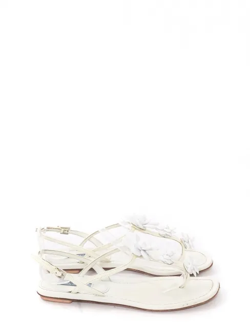 Sandales plates en cuir verni blanc ornées de fleurs en acétate Prix boutique 800€ Taille 38