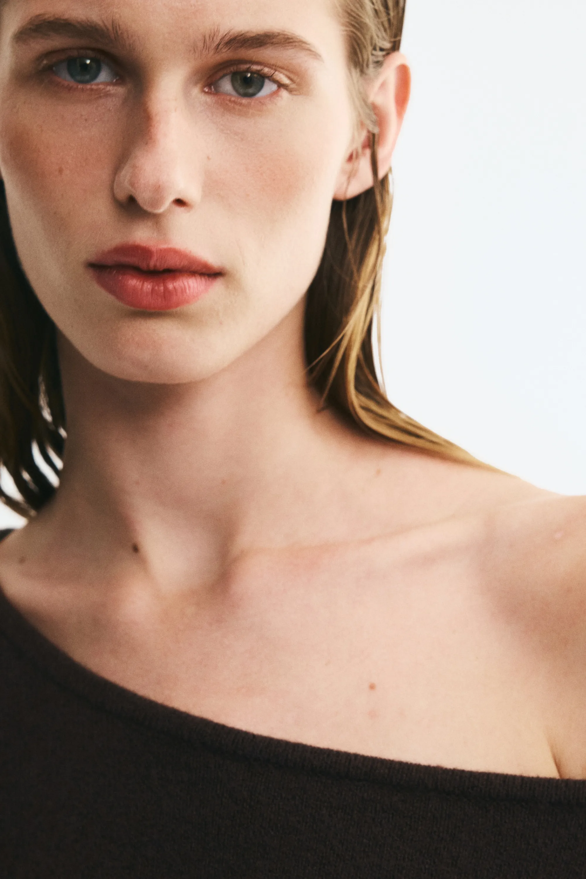 Pull asymétrique en maille fine - Marron foncé