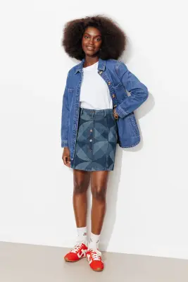 Mini-jupe en jean délavé laser — photo 4