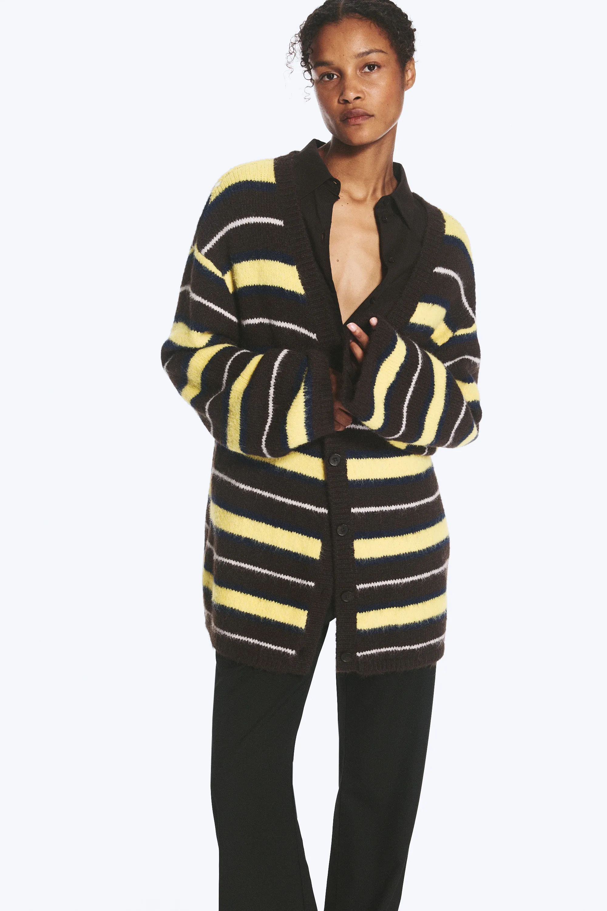 Cardigan doux en maille à col en V - Marron foncé et rayures jaunes