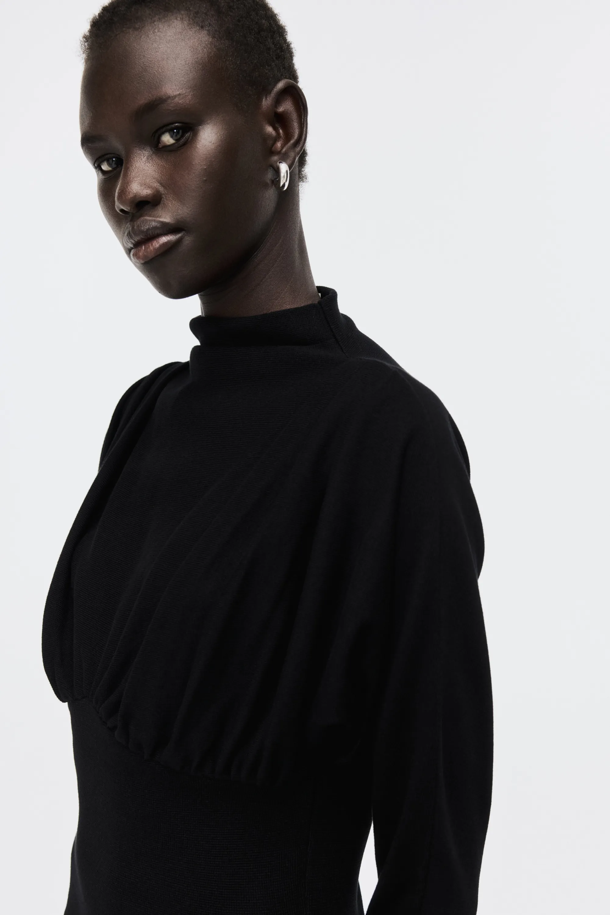 Robe froncée avec col cheminée - Noir