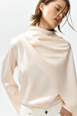 Blouse en satin avec châle - Beige clair — photo 2