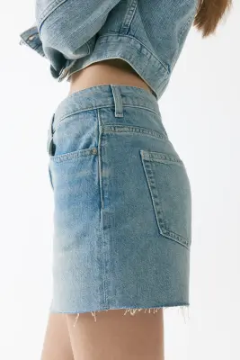 Short en denim avec bords à cru - Bleu denim clair — photo 3