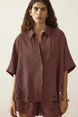 Chemise de plage avec broderie anglaise - Marron foncé — photo 1