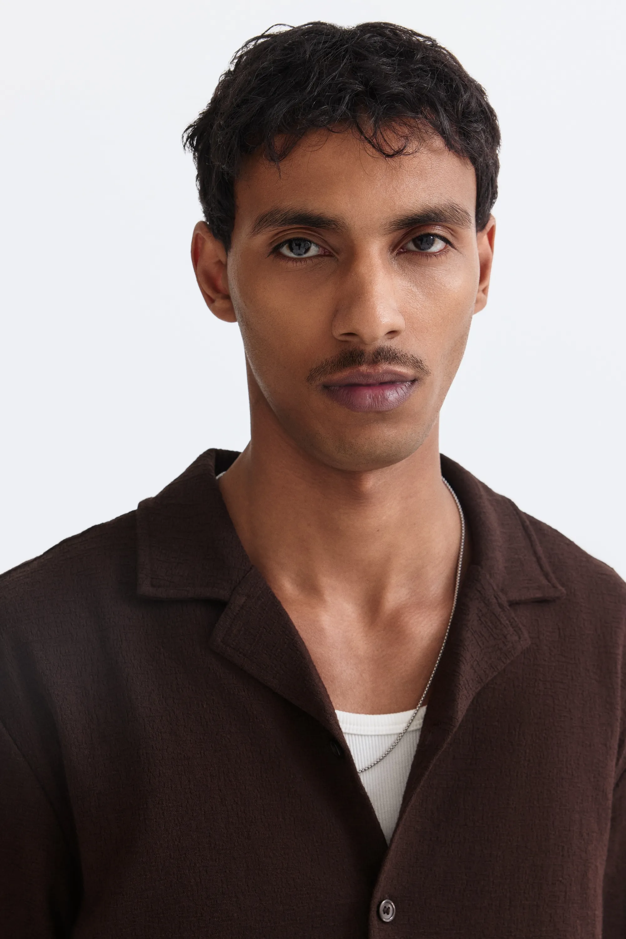 Chemise Regular Fit avec col cubain - Marron foncé
