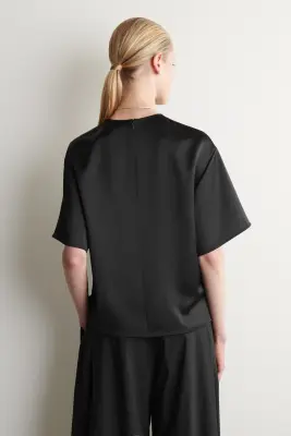 T-SHIRT OVERSIZE EN SATIN - NOIR — photo 5