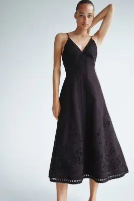 Robe à bretelles fines avec broderie anglaise - Noir — photo 2