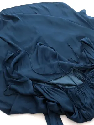 Robe longue dos nu à fines bretelles décolleté et ceinture ruban en satin bleu canard Taille 36 — photo 4