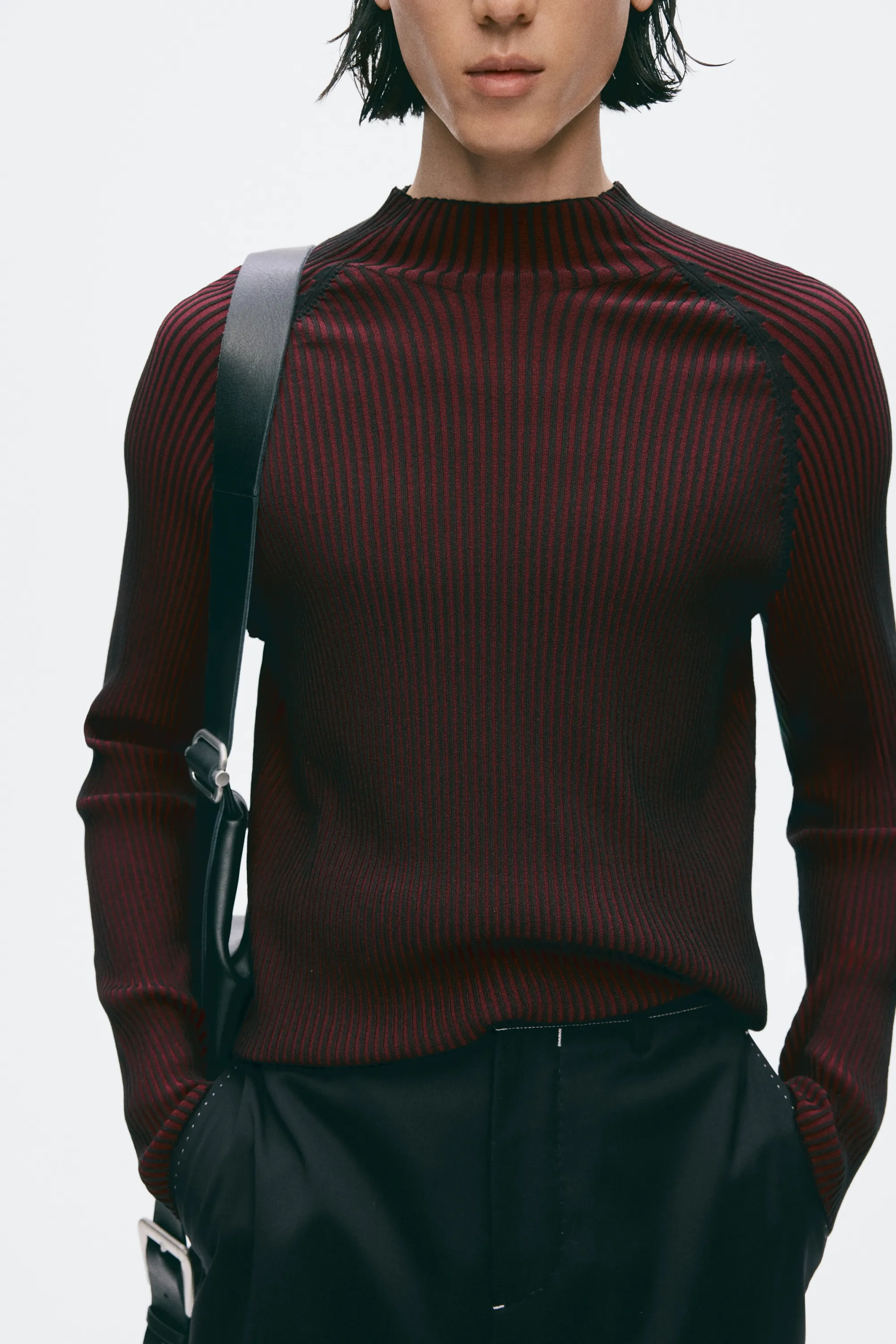 Pull Slim Fit en maille côtelée avec col cheminée - Rouge/noir