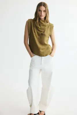 Top en lyocell mélangé avec détail croisé - Beige foncé — photo 1