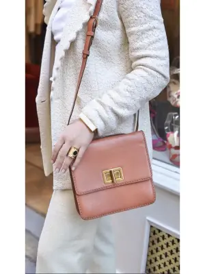 Sac à bandoulière LOUISE en cuir rose Px boutique 1450€ — photo 2