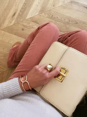 Sac à bandoulière LOUISE en cuir beige rosé fermoir doré Px boutique 1450€ — photo 3