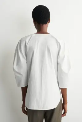 BLOUSE SCULPTURALE EN POPELINE DE COTON PIMA - BLANC — photo 4