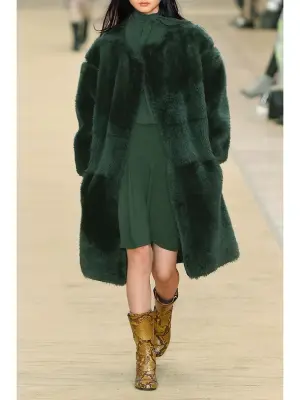 Manteau shearling en peau retournée vert foncé Prix boutique 6650$ Taille 36 — photo 2