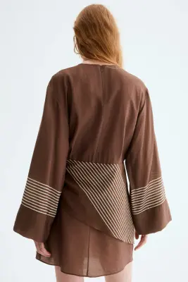 Robe courte avec détail à nouer - Marron foncé/rayé — photo 2