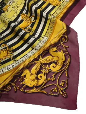 Foulard carré astrologie en twill de soie bordeaux, jaune et noir Taille 90x90 Prix boutique 495€ — photo 5