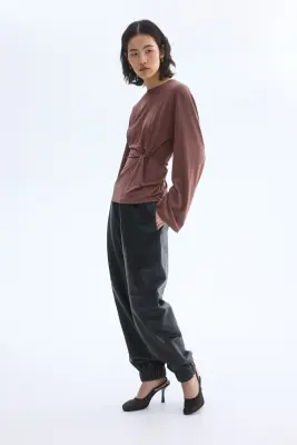 Top avec détail torsadé - Taupe foncé — photo 3
