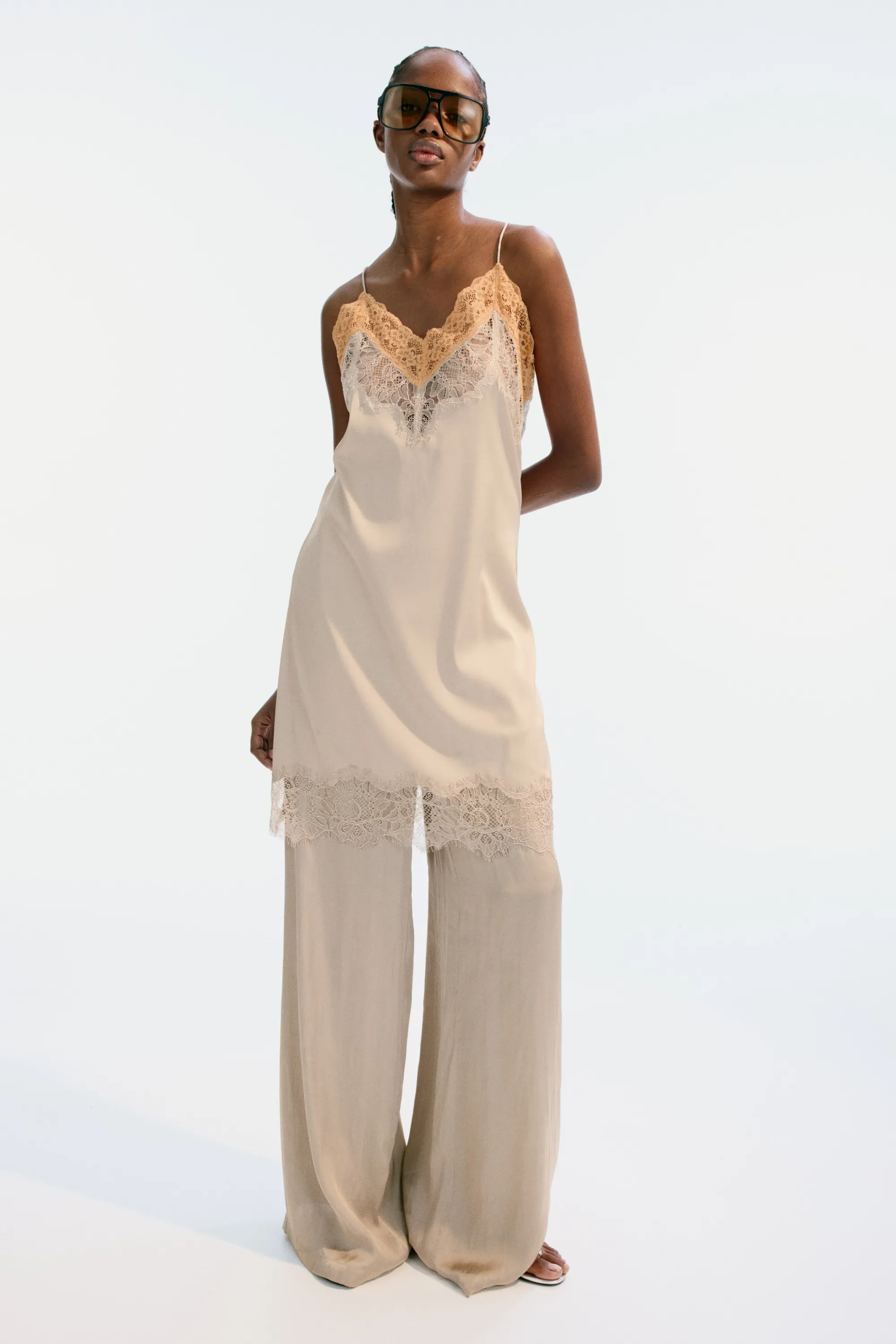 Robe en satin avec dentelle - Beige/orange