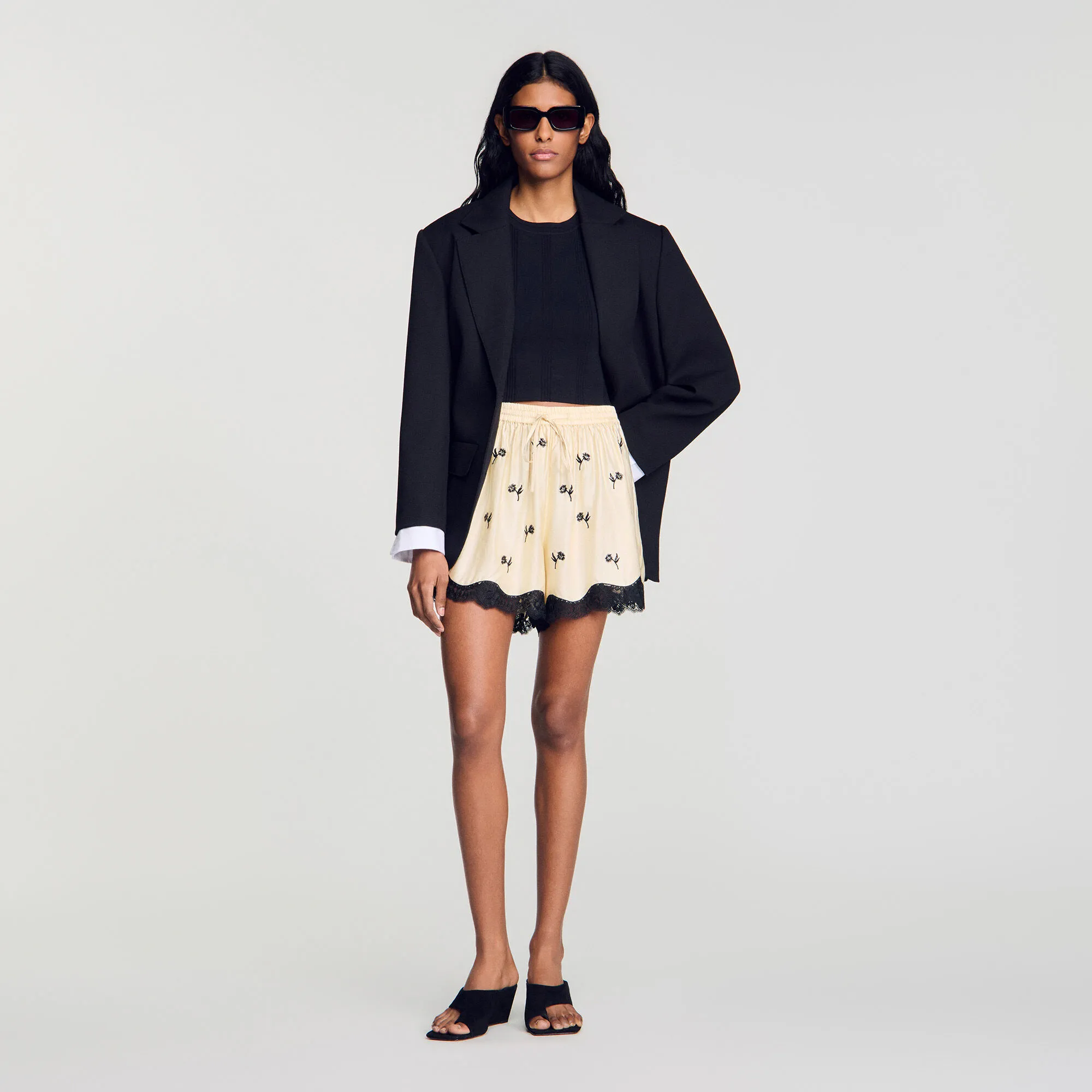Short brodé à fleurs