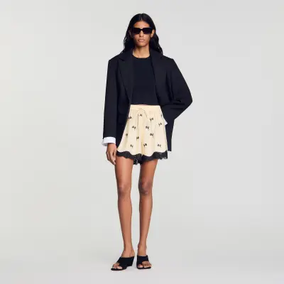 Short brodé à fleurs