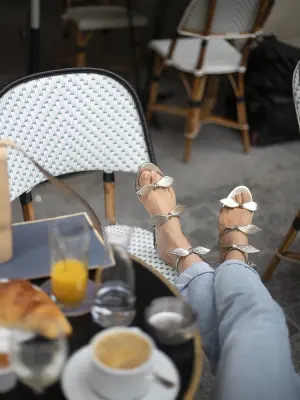 Sandales plates MIKE en cuir métallisé doré argent et petit noeud Prix boutique 540€ Taille 37 — photo 3