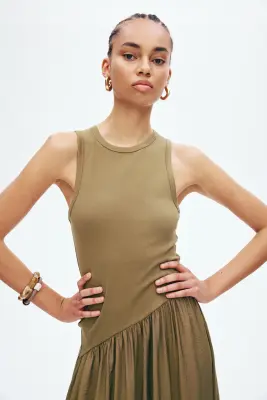Robe avec jupe évasée - Vert kaki — photo 2