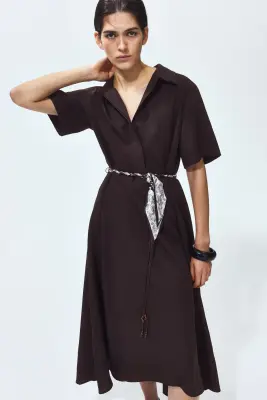 Robe chemise avec ceinture à nouer - Marron foncé — photo 1