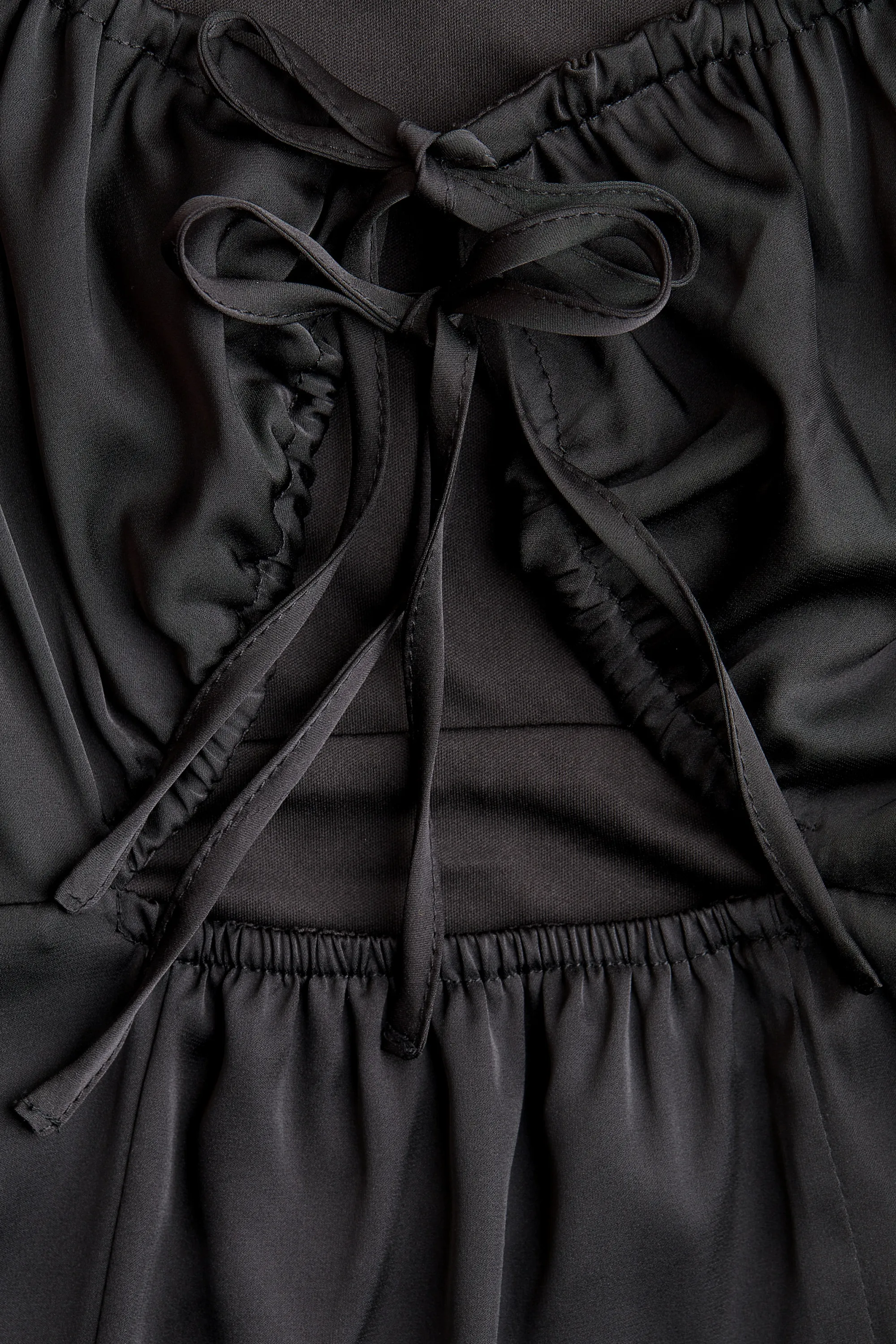 Robe en satin à manches bouffantes - Noir