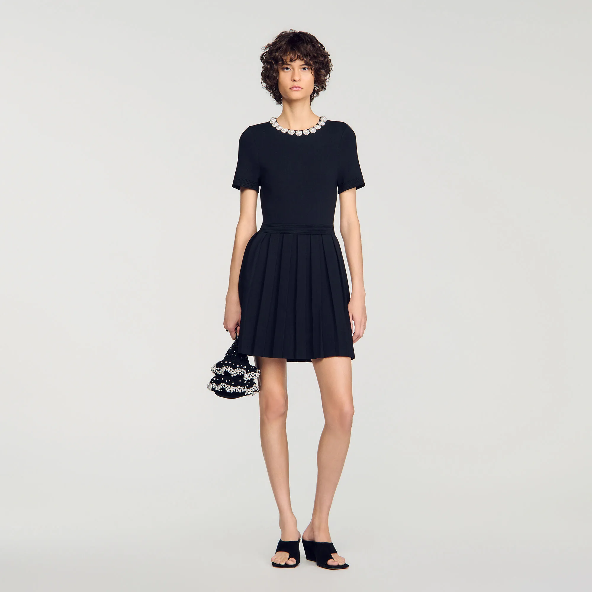 Robe courte à fleurs perlées